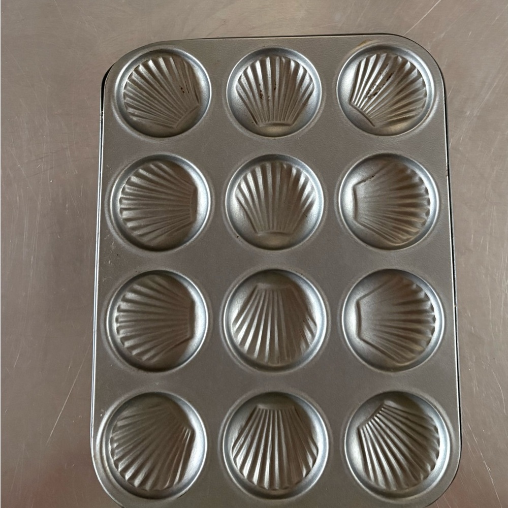 Sea Shell Mold  Baking Pan - Silver Nonstick 12-Cavity Used